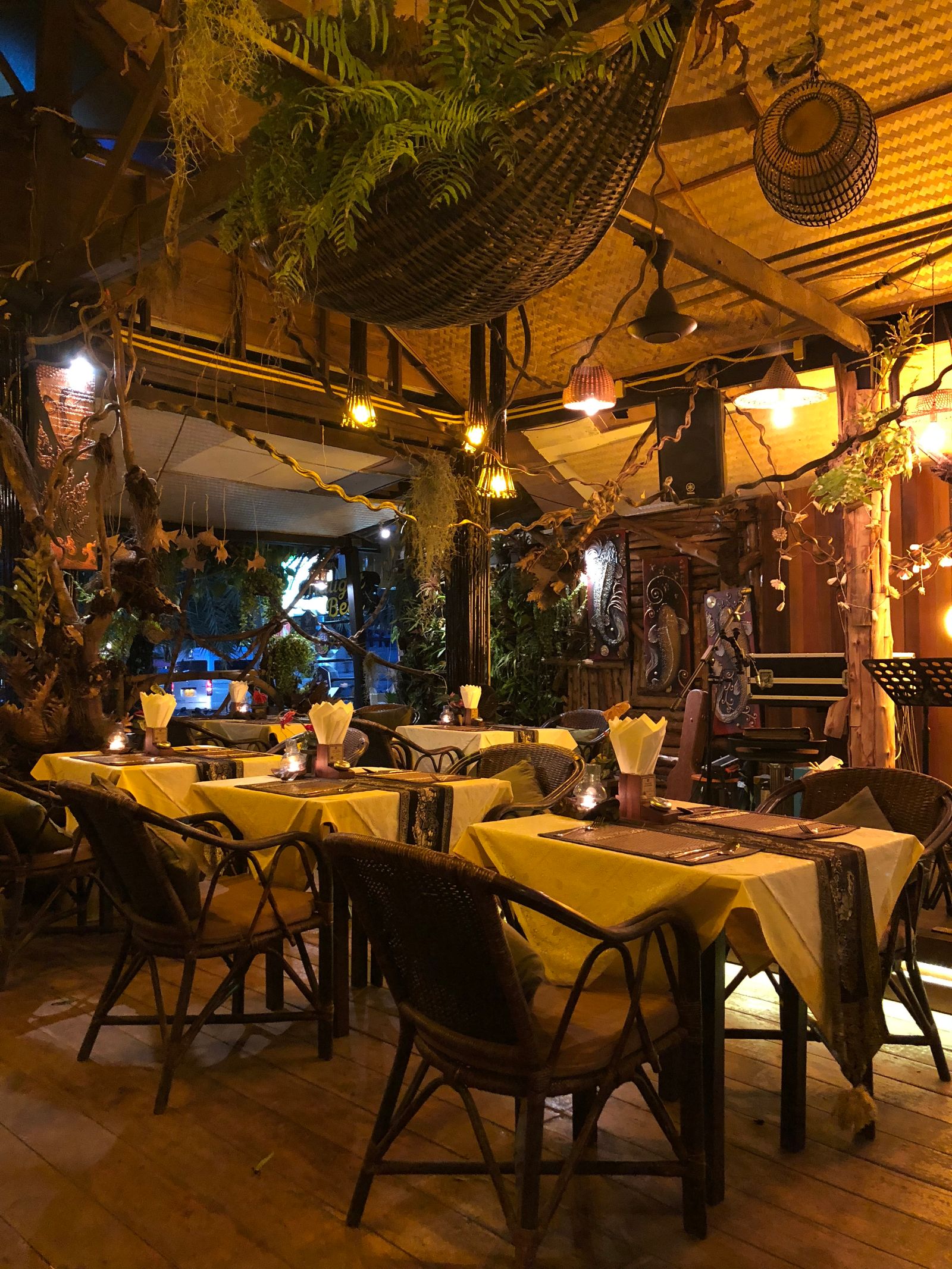 Comedor de Jatetxea con las mesas puestas