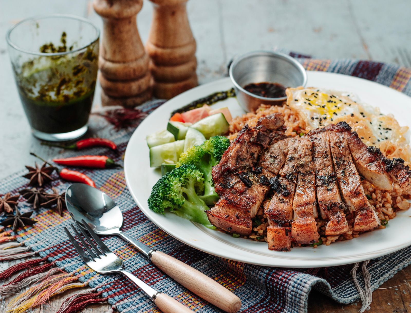 Plato del menú del día servido en mesa