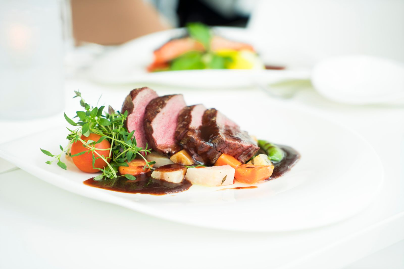 Plato de carne de la carta emplatado